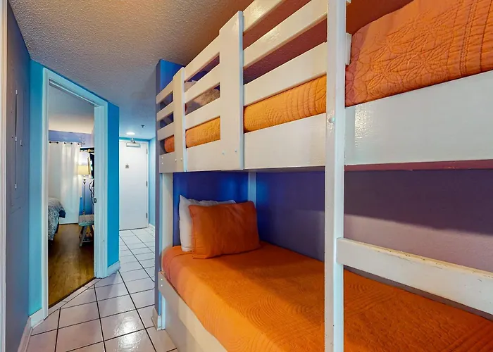 Clearwater With Bunk Pool & Balcony - Walk To Waves Holiday home *